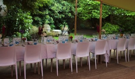 Gedekte tafel in tuin